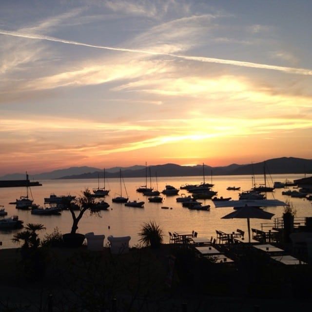 levée de soleil depuis les terrasses de l'hôtel... @hotelsantamaria #sunrise #été #summer #ilerousse #corse #corsica #summer #port #holidays #vacance #nofilter #picoftheday #redsky #horizon #mer #sea #bay #crique #hotel